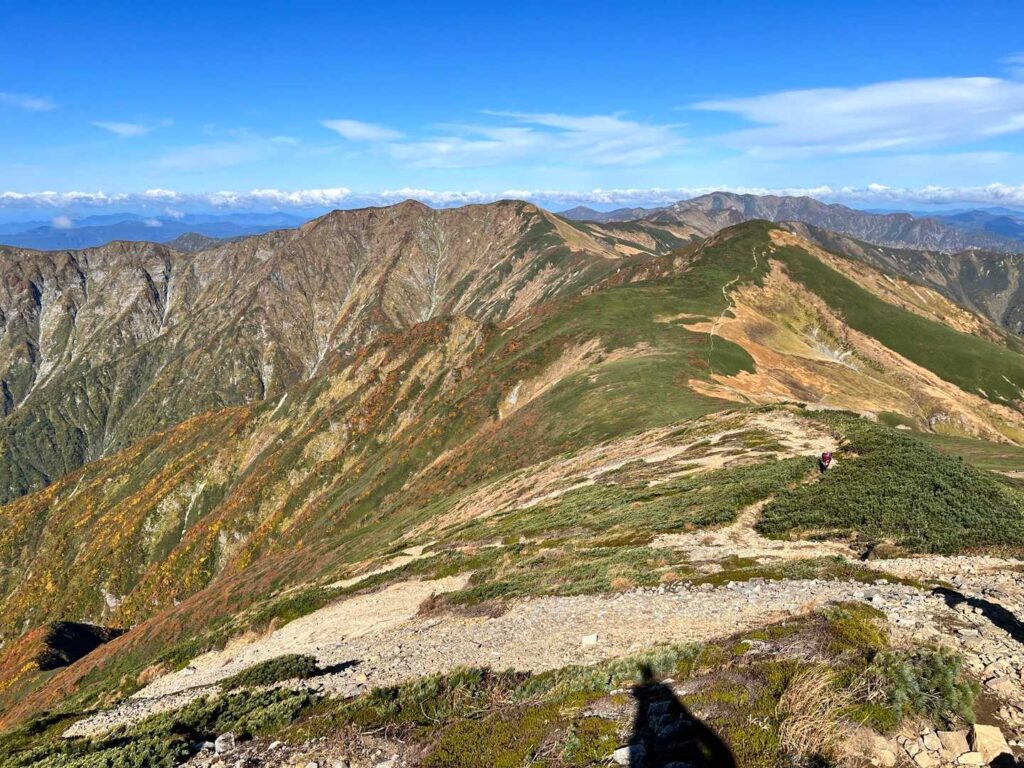 朝日連峰の稜線