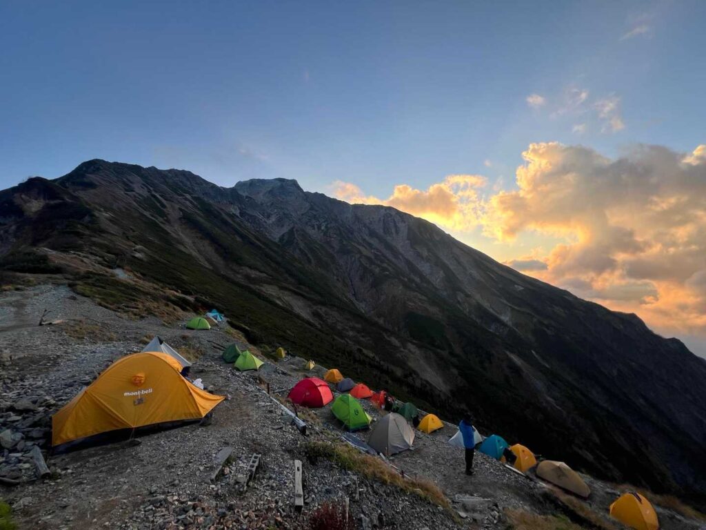 夕方、一瞬だけ顔を出した五竜岳