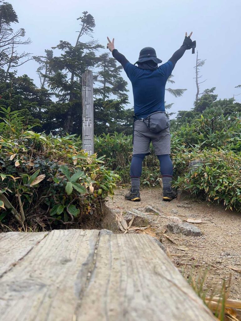 平ヶ岳山頂でポーズ