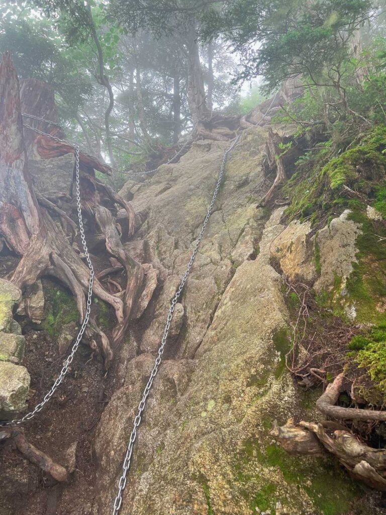 鎖場、左側から取り付くのがポイント