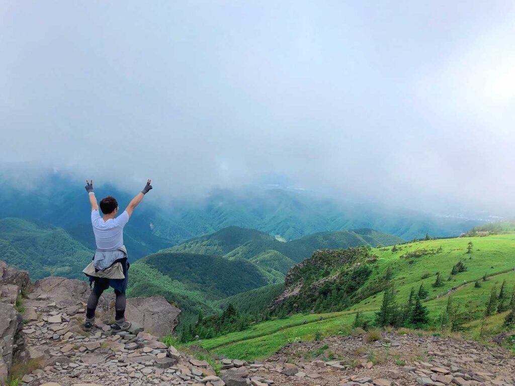 両手を広げて「晴れてくれ〜」