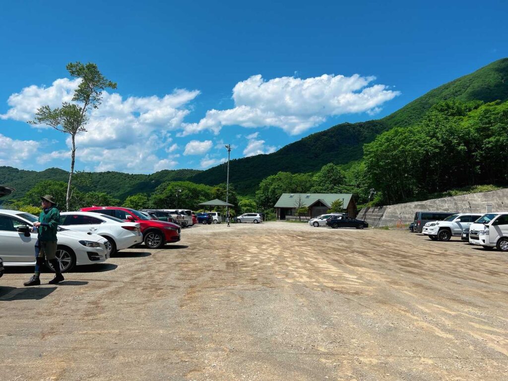 午後の駐車場、帰る人もチラホラ