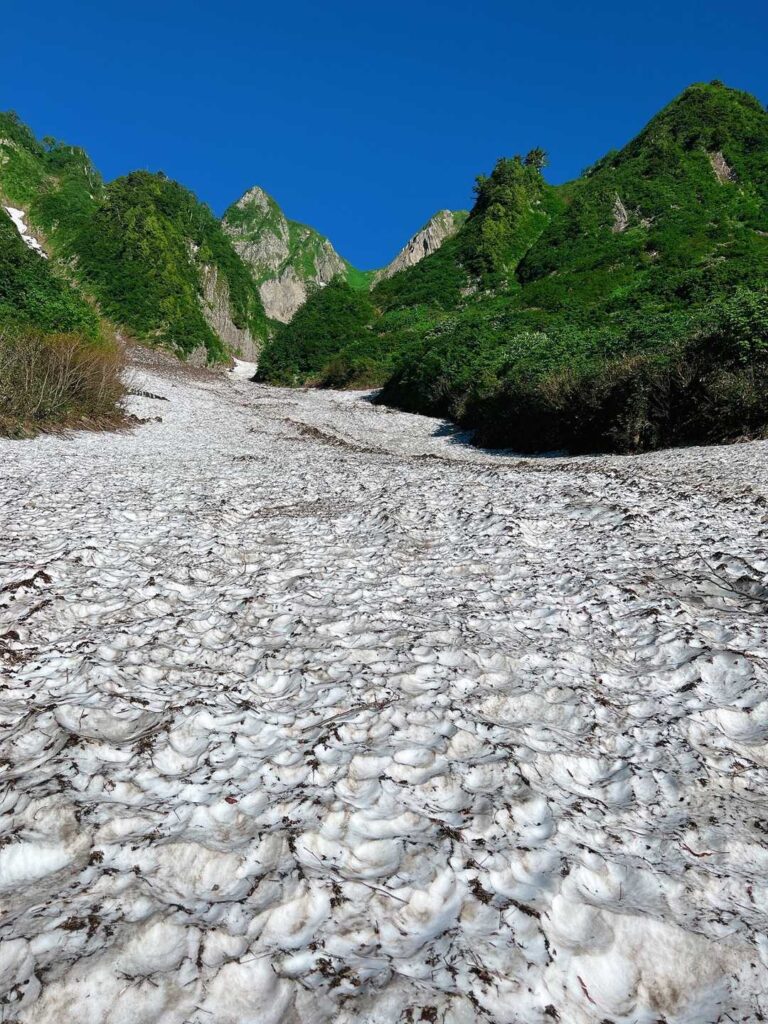 荒菅沢から見上げる主稜線の岩峰群
