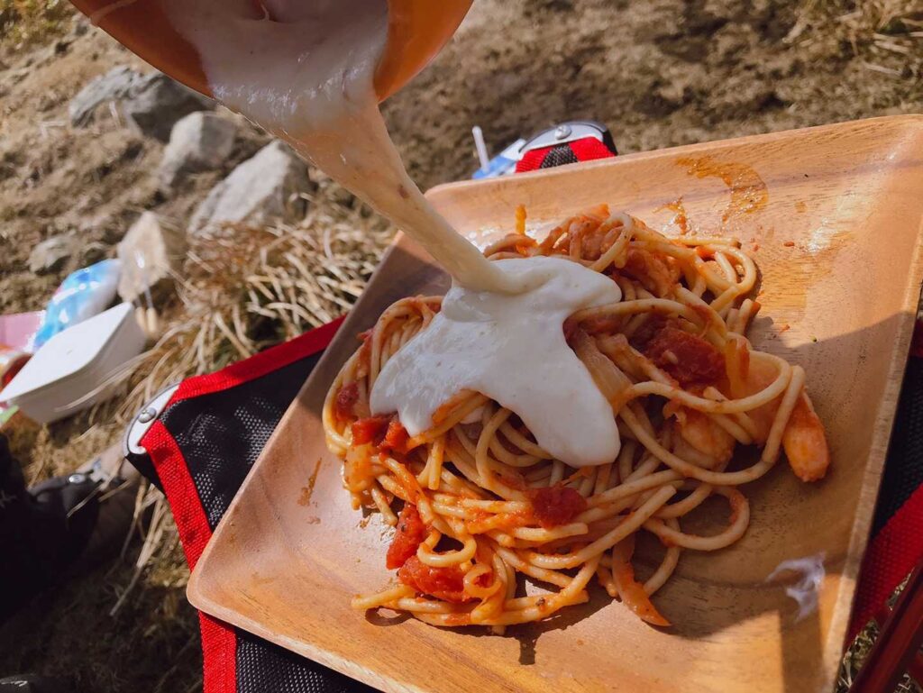 余ったチーズをパスタにどばぁ〜っと