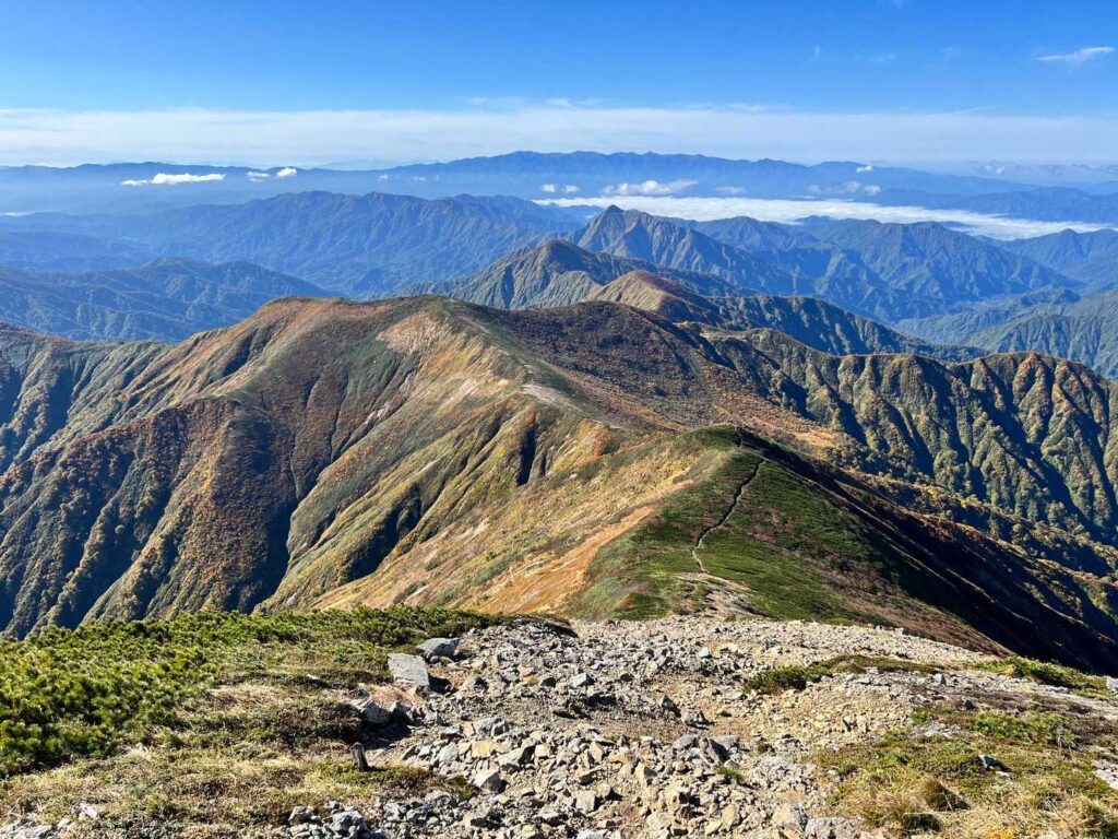 山頂から続く稜線