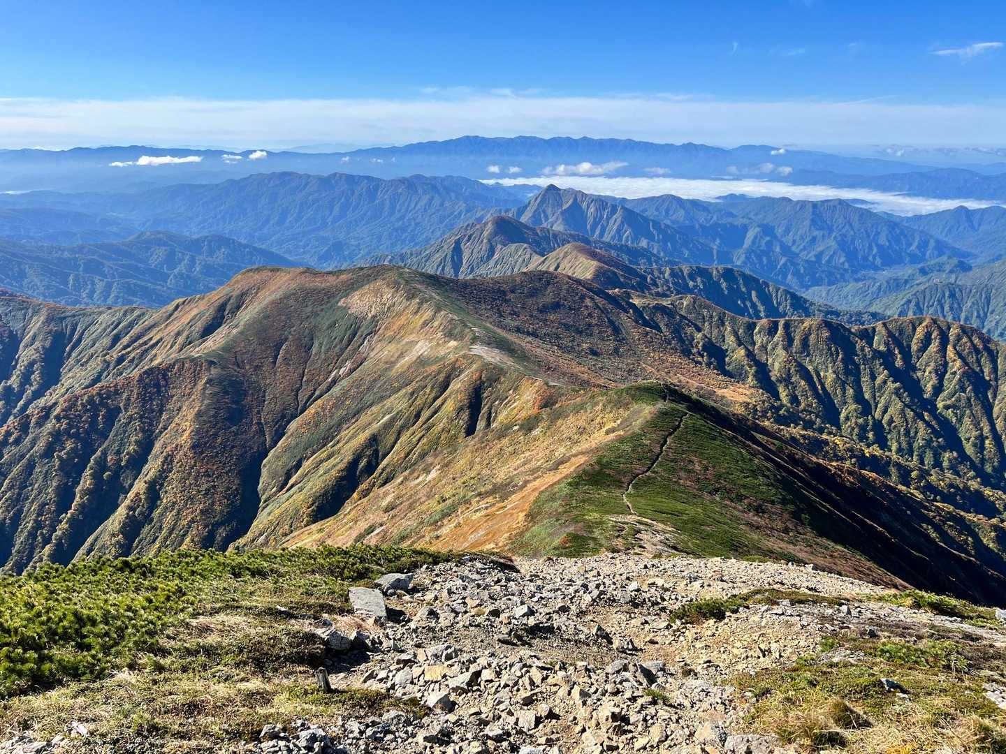 ずっと続く稜線 遠くは 吾妻山 磐梯山辺りかな 登った山が見えると 何故か少し嬉しくなる