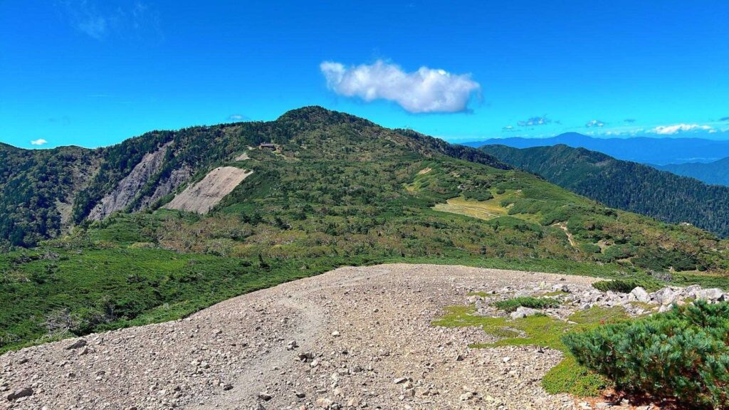 遠くに光小屋が見える