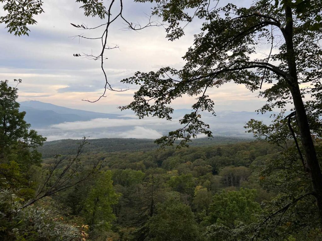 曇り空の中を登る