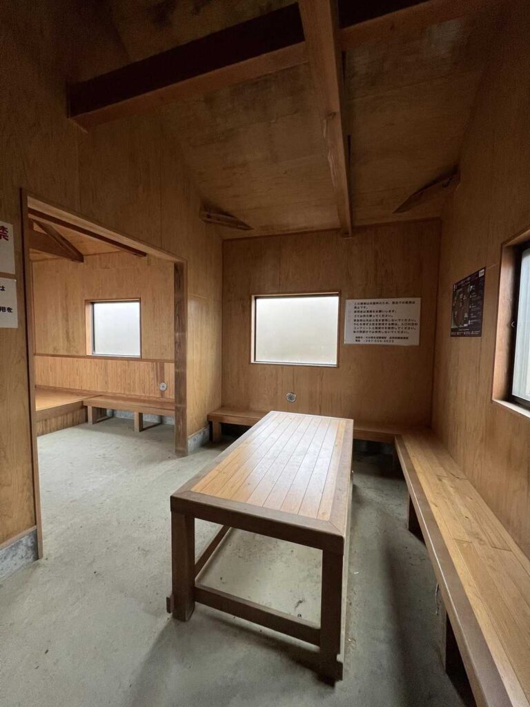 避難小屋の内部