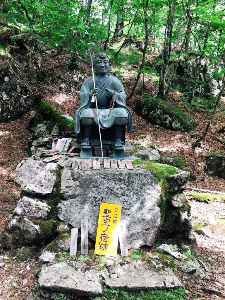 聖宝ノ宿跡の理源大師像