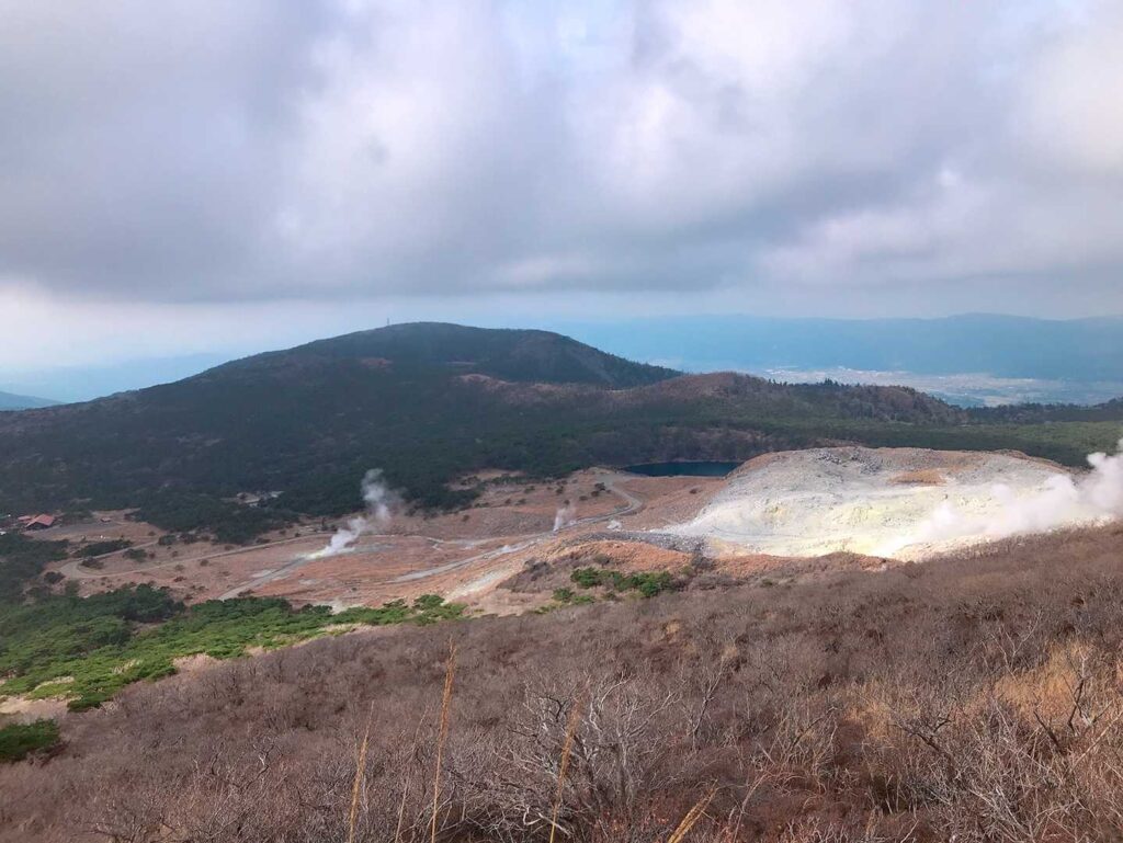 登山道から見る火山の風景