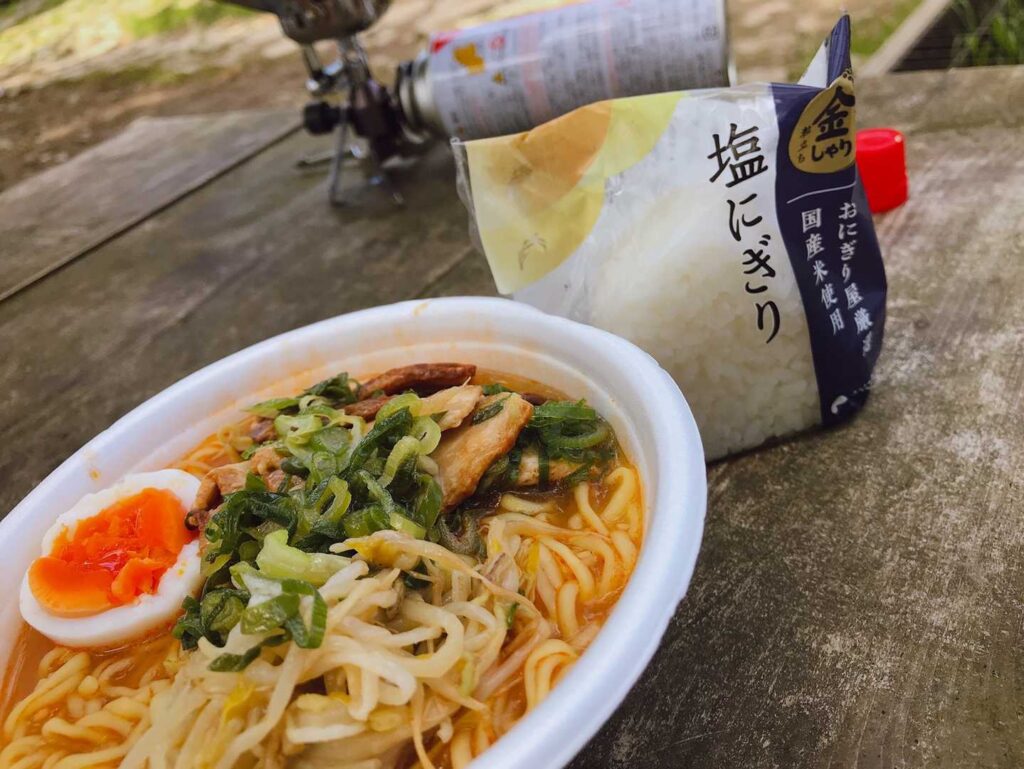 完成した山頂ラーメンとおにぎり