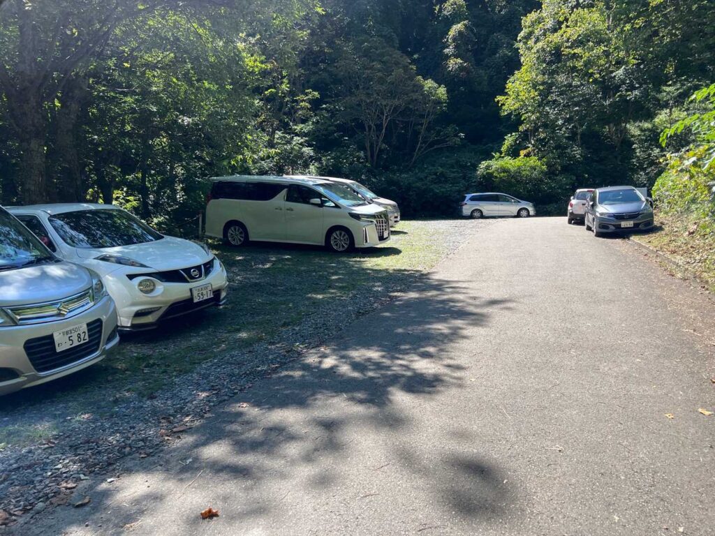 昼頃の上の駐車場（空いている）