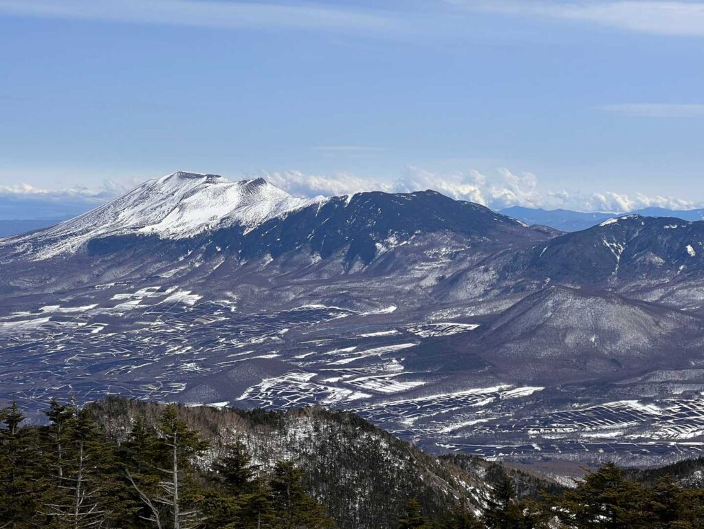 山頂から見た浅間山。食べかけガトーショコラ