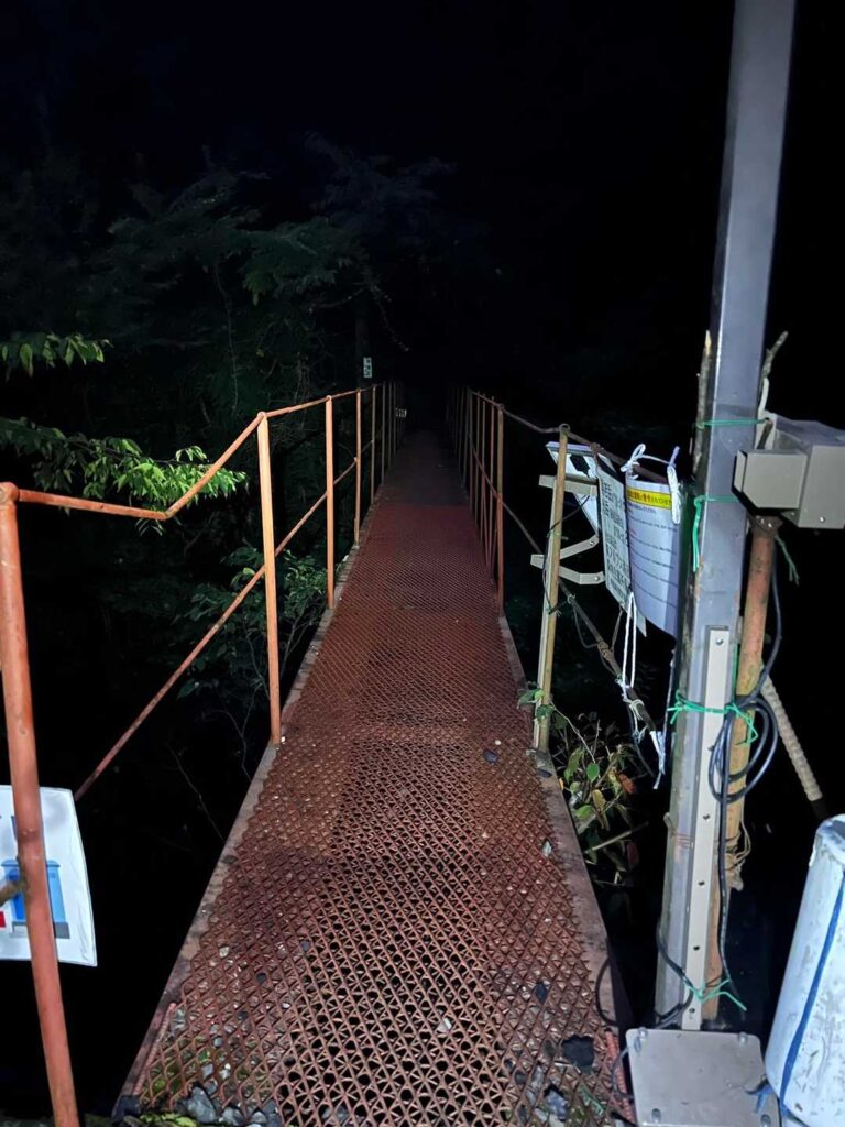 橋を渡って登山開始