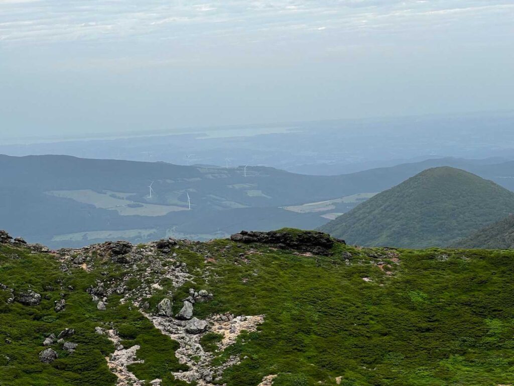 遠くに見える風力発電