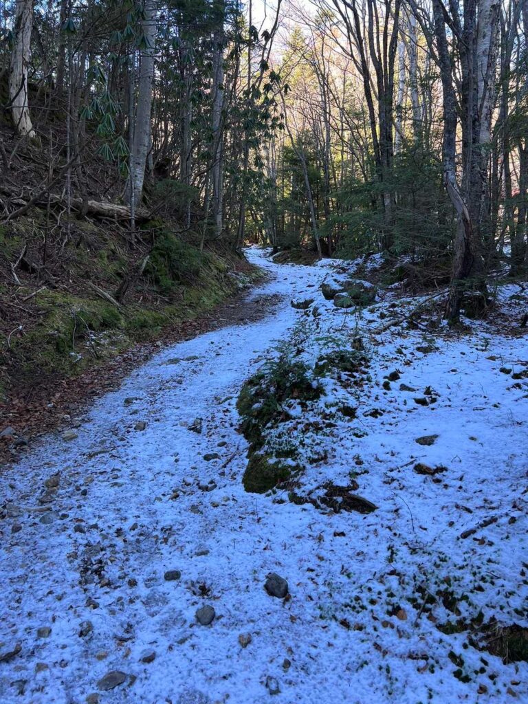 小屋前辺りから 雪もチラホラと