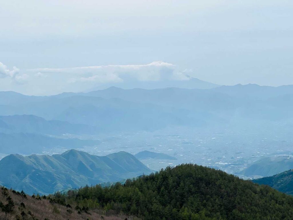 遠くに富士山も