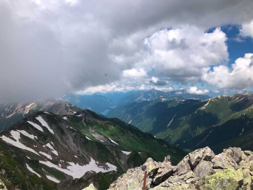 山頂から黒部ダム方面の展望