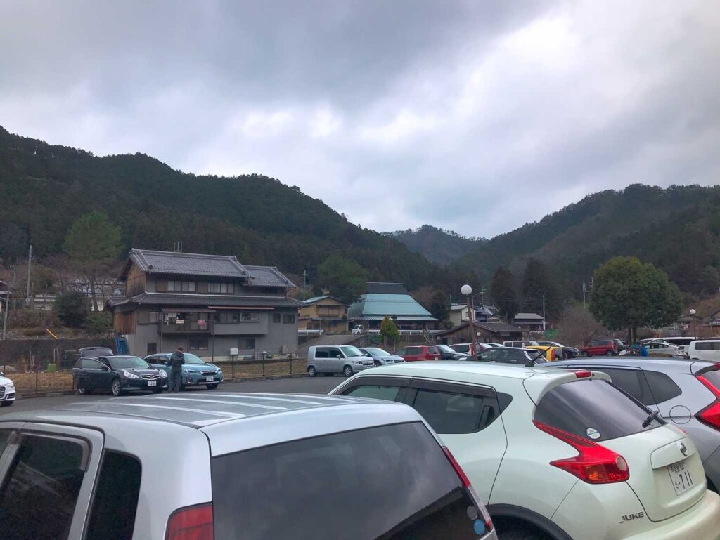 駐車場の様子。車も多く、トイレも温泉もあり