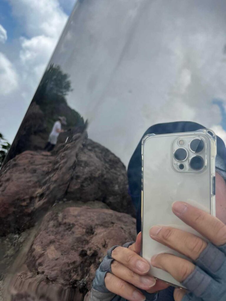 剣の表面に映るスマホ