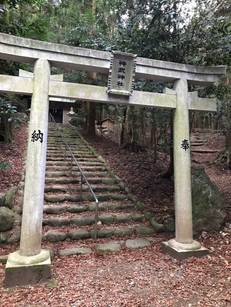 神武神社で無事に下山 お疲れさまでしたー