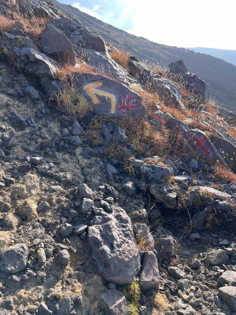 遥か遠くに見える高岳の山頂