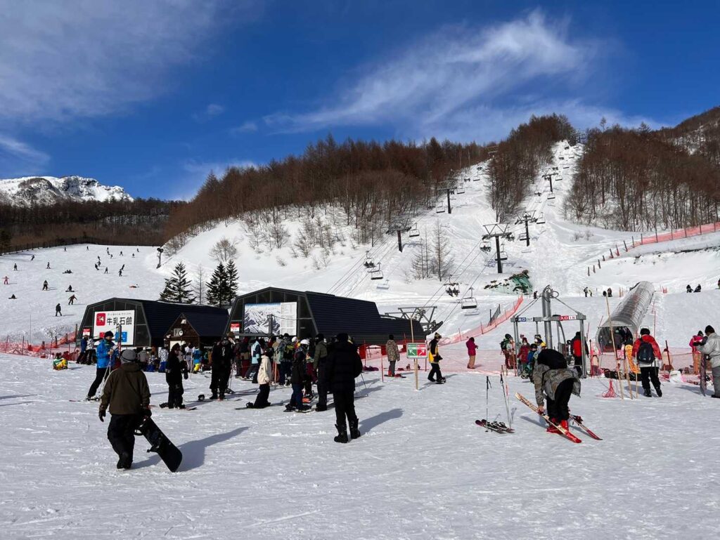 リフトを乗り継いで下山