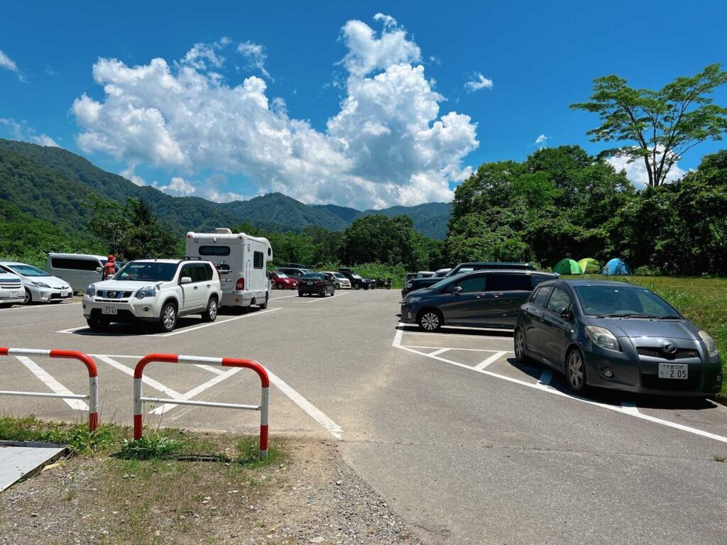 下山後も満車の駐車場