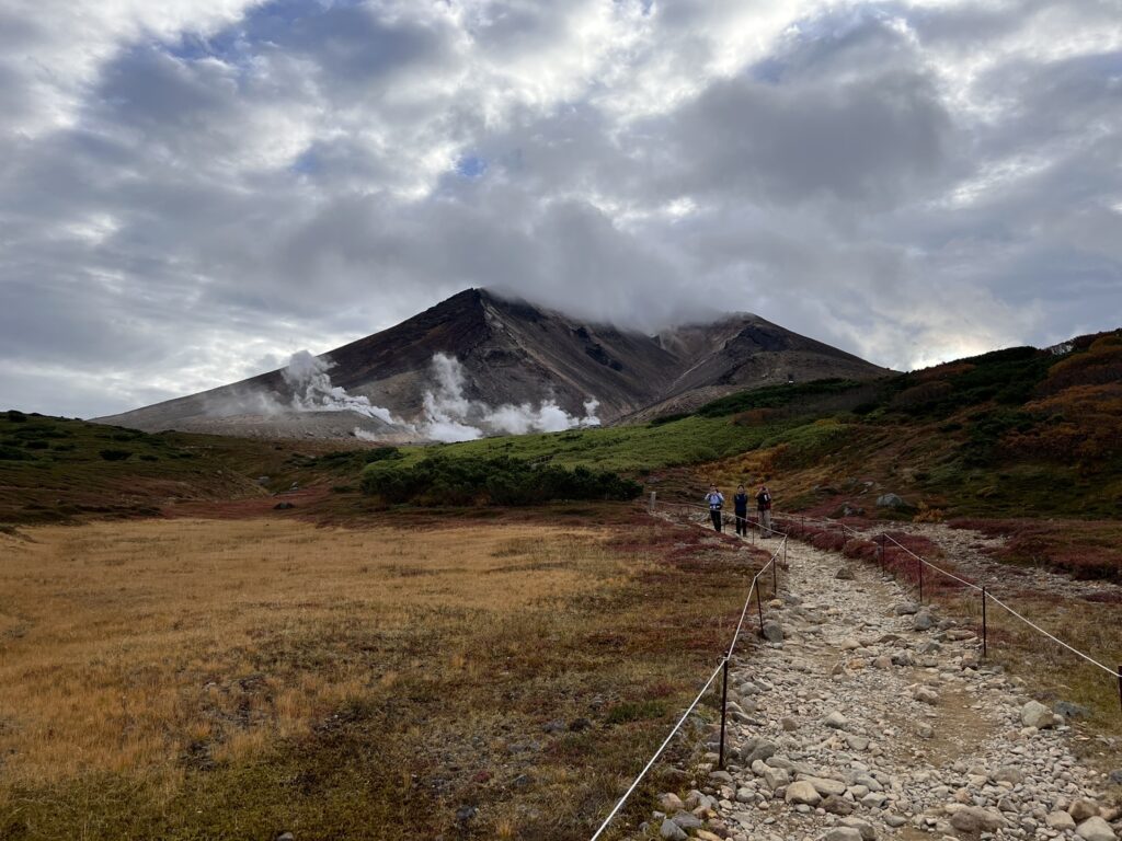 山頂方面は雲に覆われている