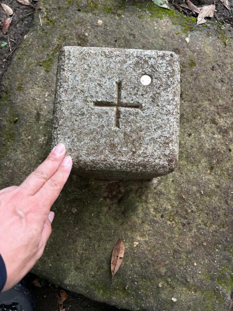 山頂標識にタッチ