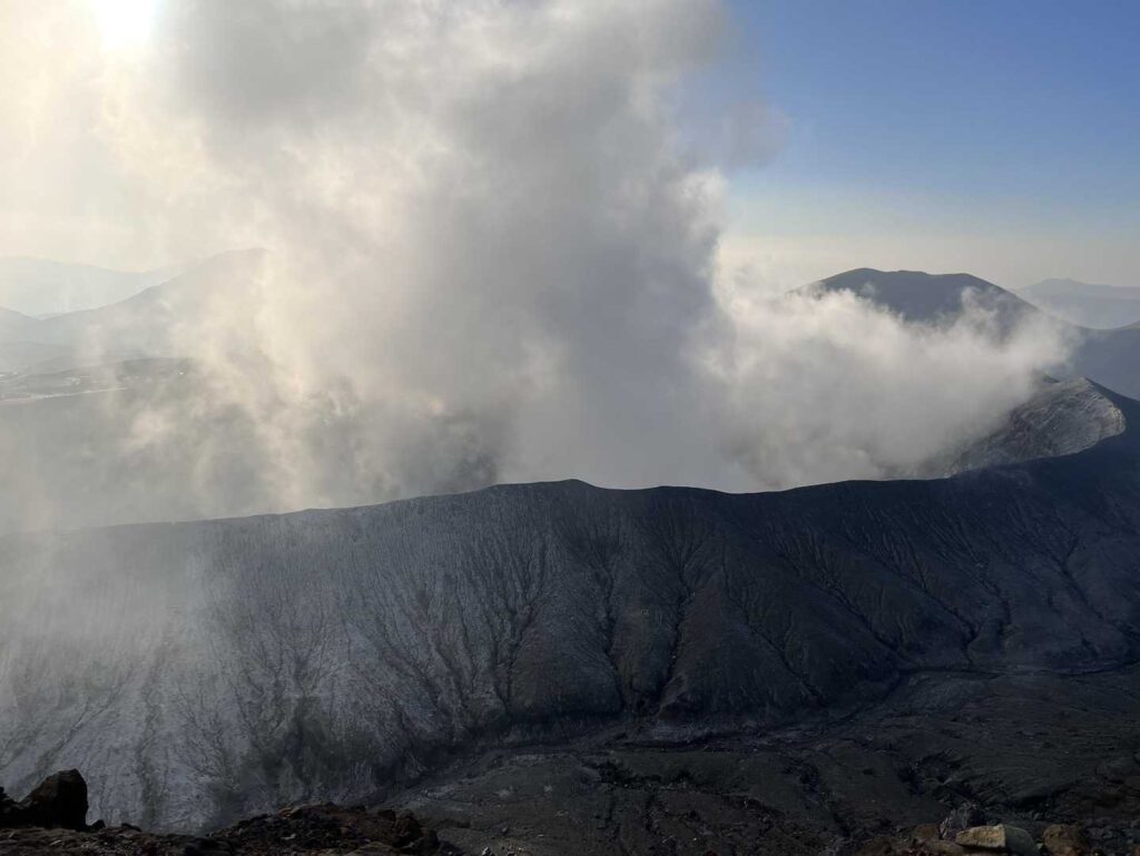 火口の奥から立ち上る噴煙