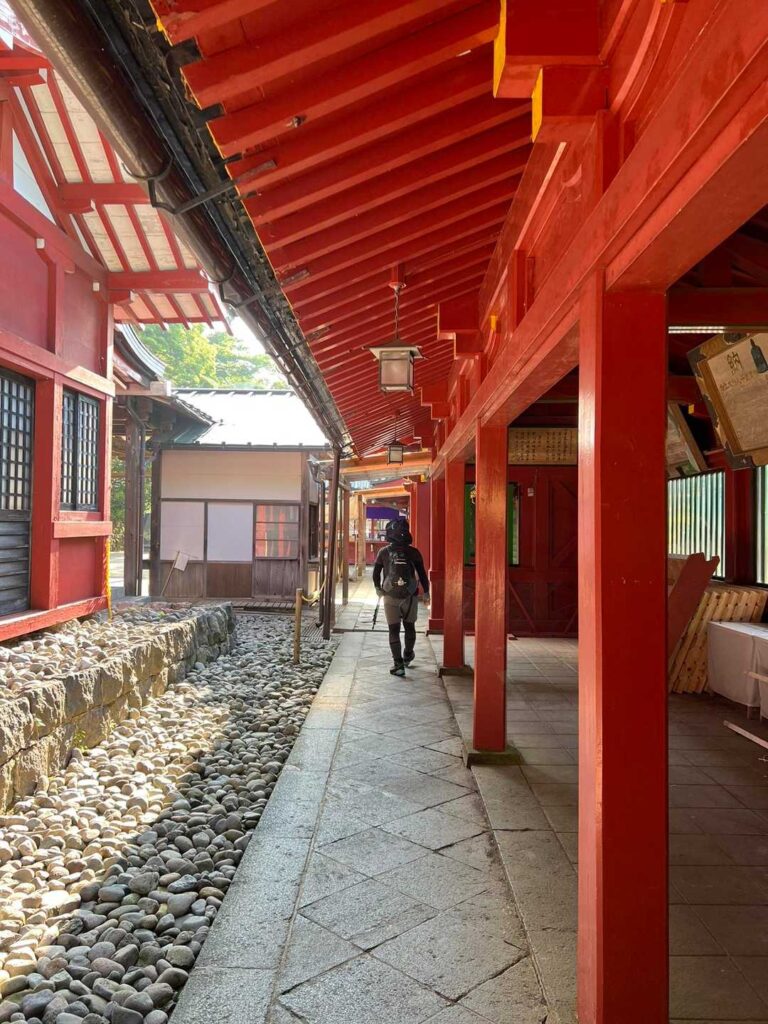 二荒山神社の回廊を歩いて登山口へ