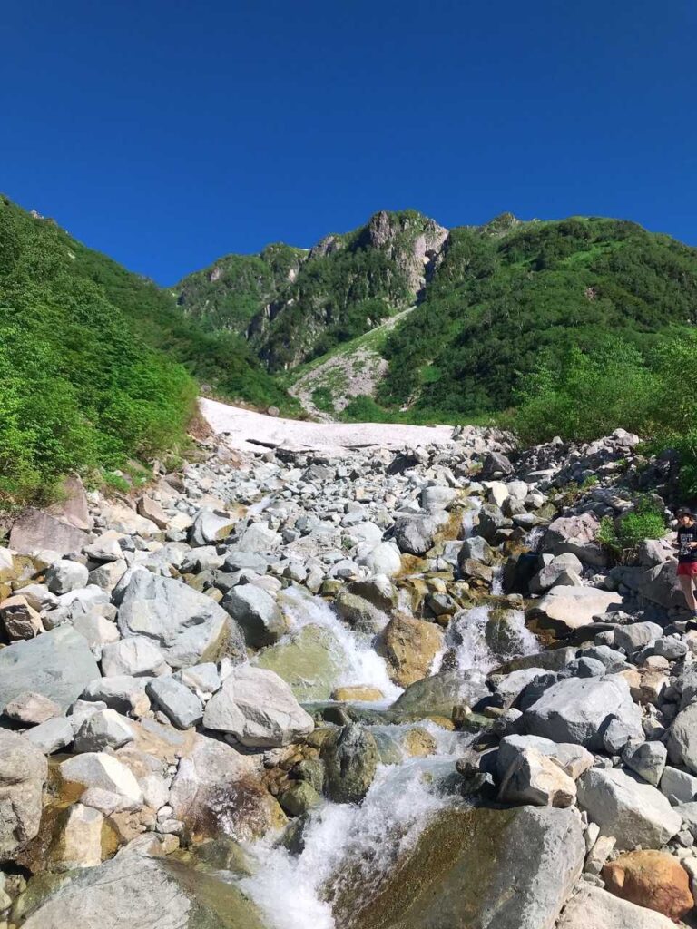 青空の下の登山道