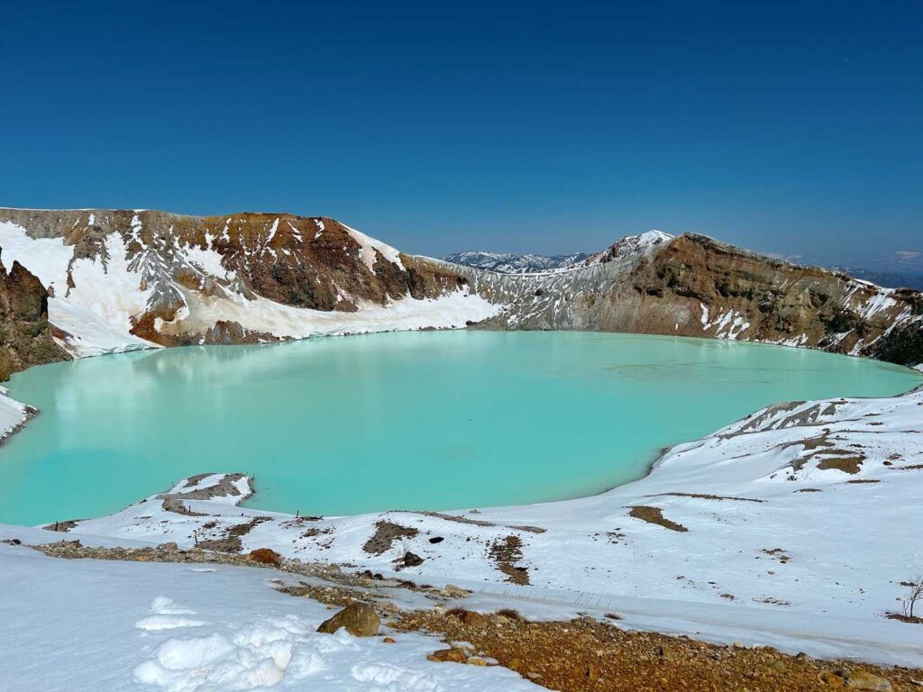 エメラルドグリーンの湯釜。阿蘇の中岳を思い出す色