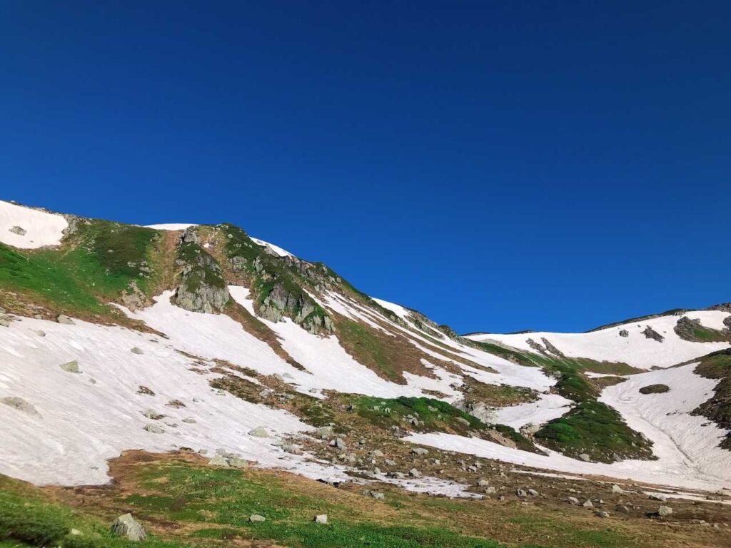 朝の山々の景色