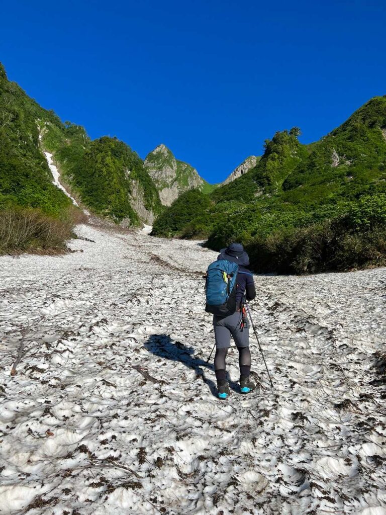 遠くに見える雨飾山