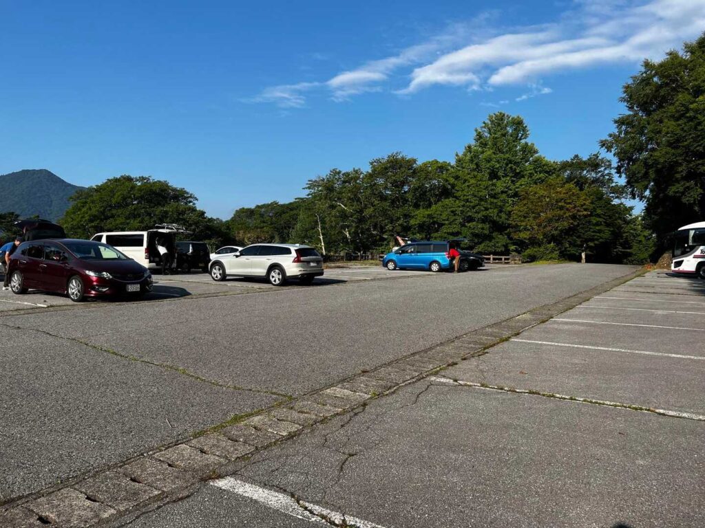 朝の駐車場、背景に男体山