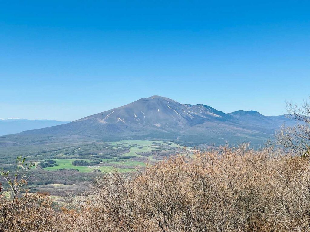 遠くに浅間山 雪はもうなくなってるみたい