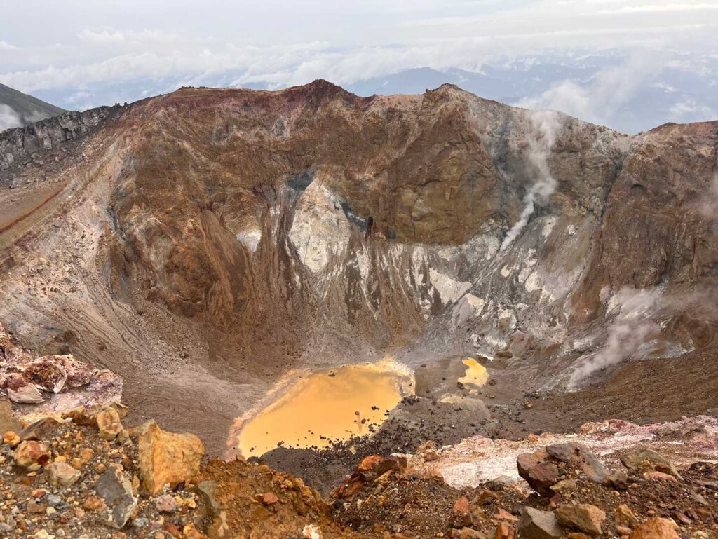 深すぎる火口を覗き込む