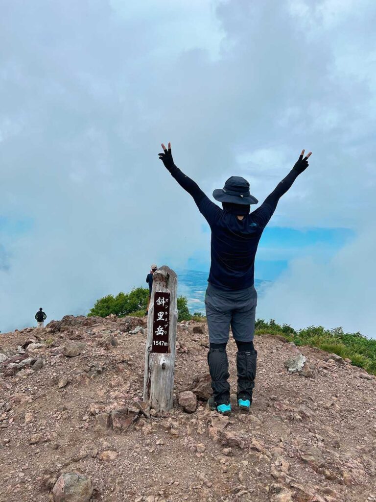斜里岳山頂標柱の前でポーズ