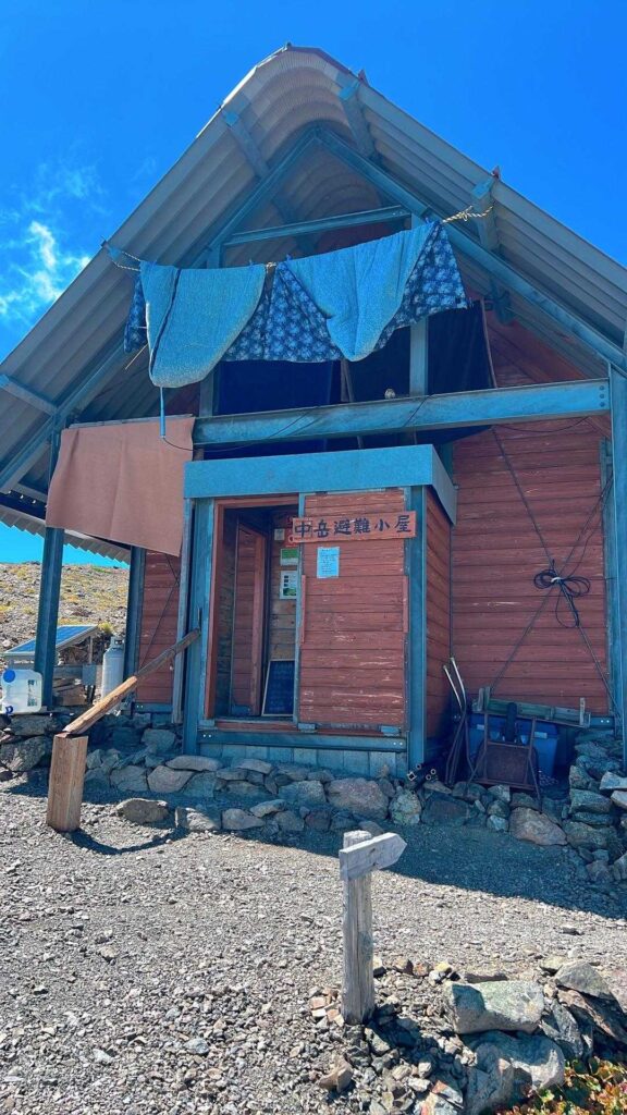 荒川中岳避難小屋で休憩