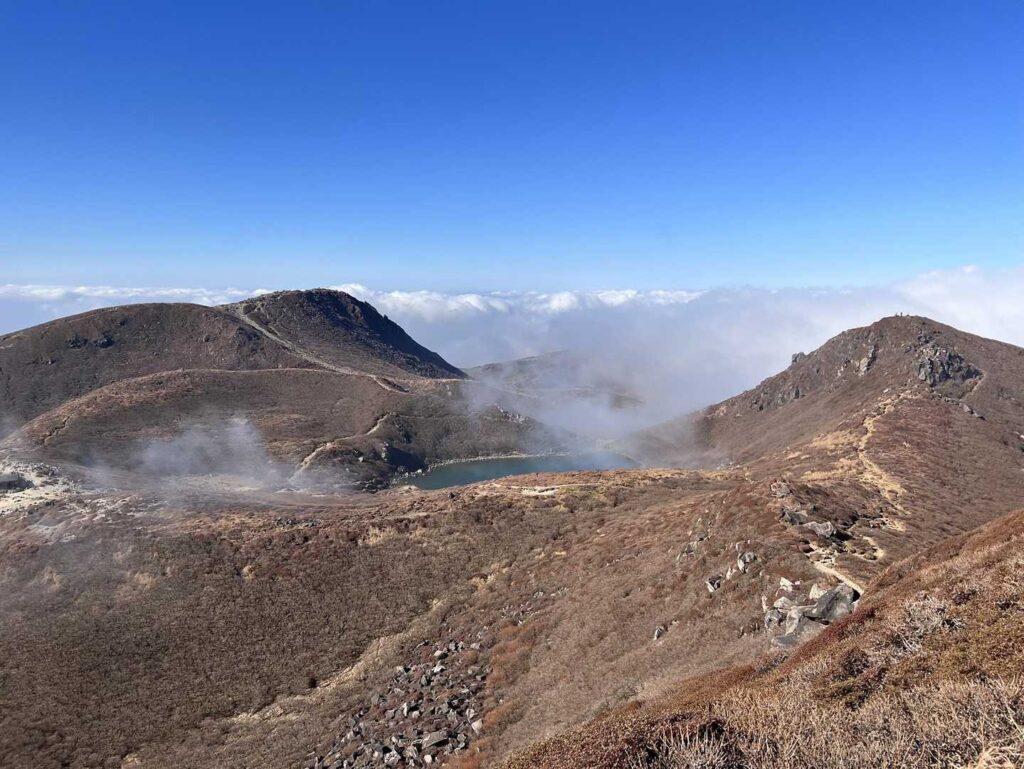 晴れ間が広がる中岳山頂