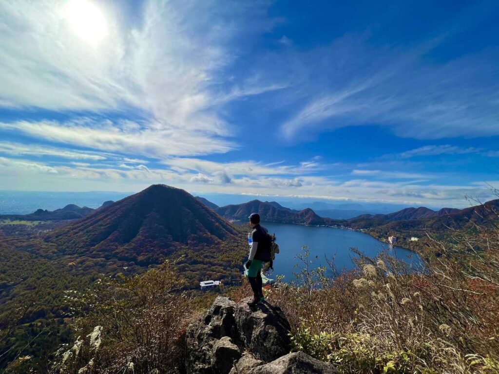 山頂からちょい行くと絶景スポット、いい天気☀️