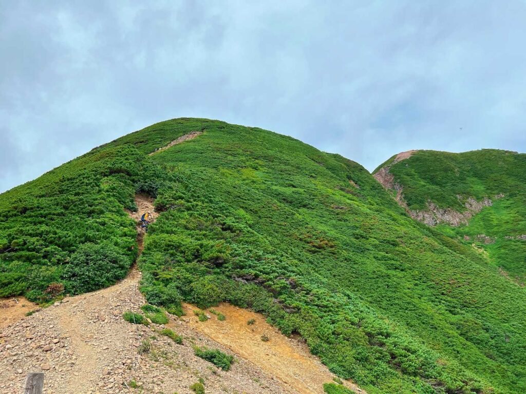 山頂へ向かう稜線と登山者