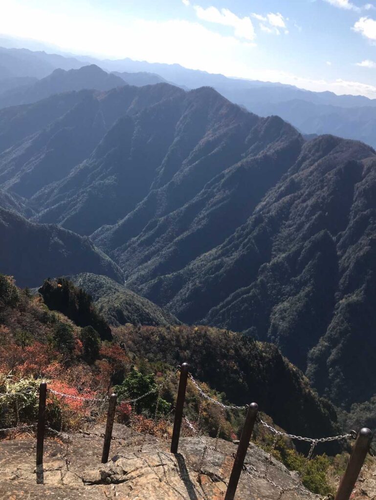 足がすくむ断崖