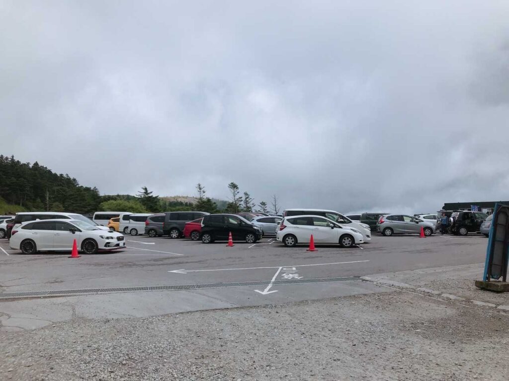 戻ると駐車場は満車状態