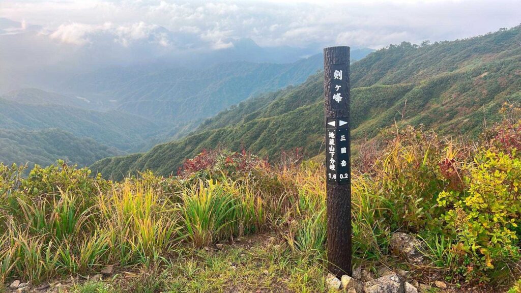 剣ヶ峰付近の岩場