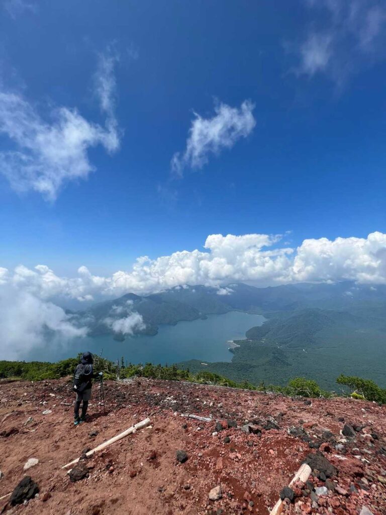 山頂付近から中禅寺湖を見下ろす大パノラマ