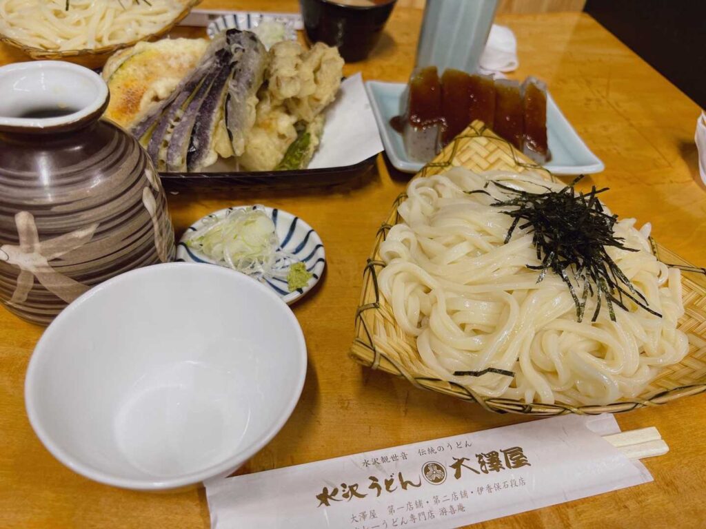 水沢うどんと天ぷらと味噌コンニャクをチョイス😋🍴